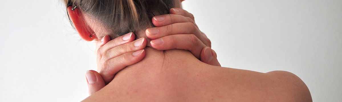 Persoon met nekpijn door een mogelijke bulging disc in de nekwervelkolom